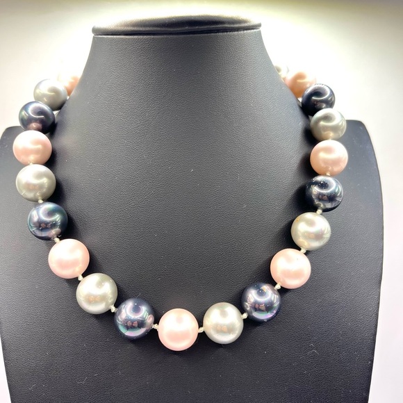 Vintage Jewelry - Chic Glass Pearl Necklace in Pink, Silver, Black With Elegant Closure Big Bold